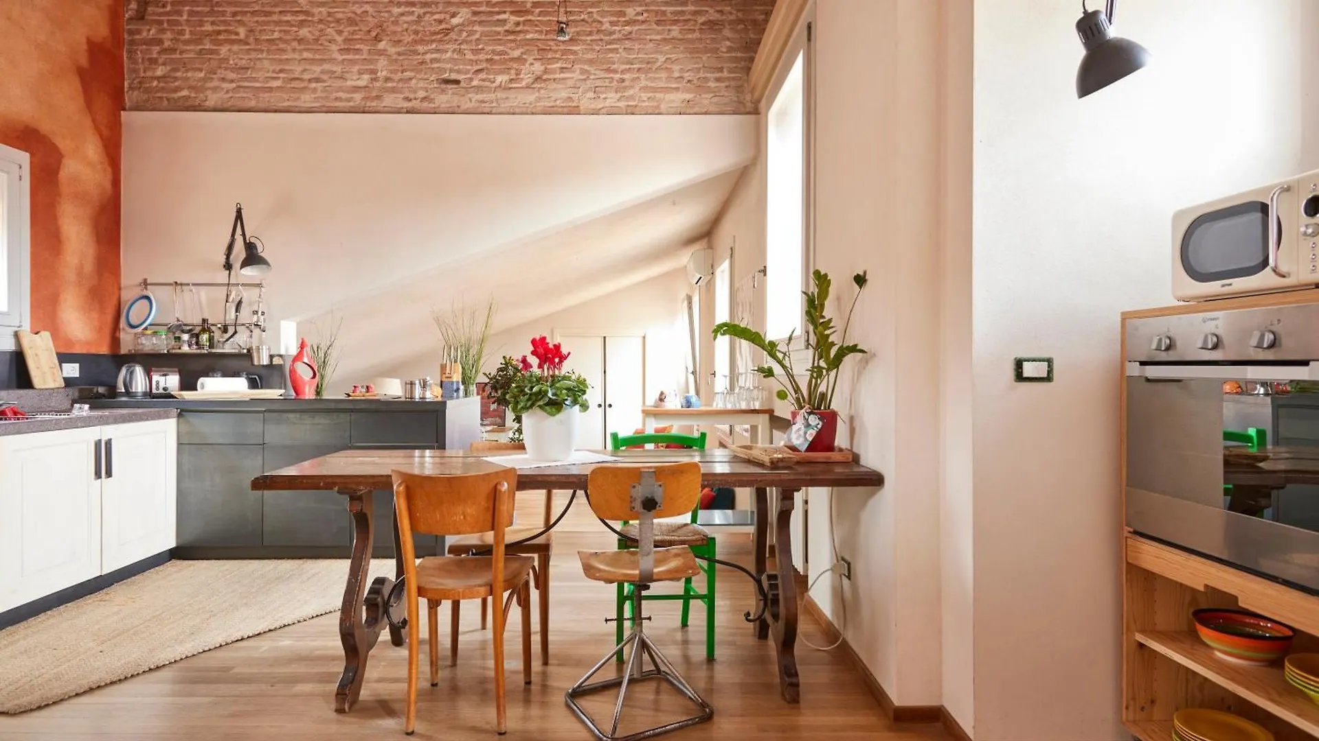 Bright And Peaceful Apartment In Historic Palazzo Bologna 0*,