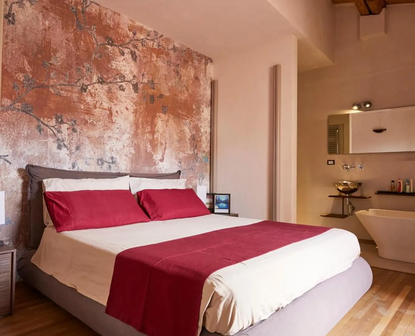 Bright And Peaceful Apartment In Historic Palazzo Bologna