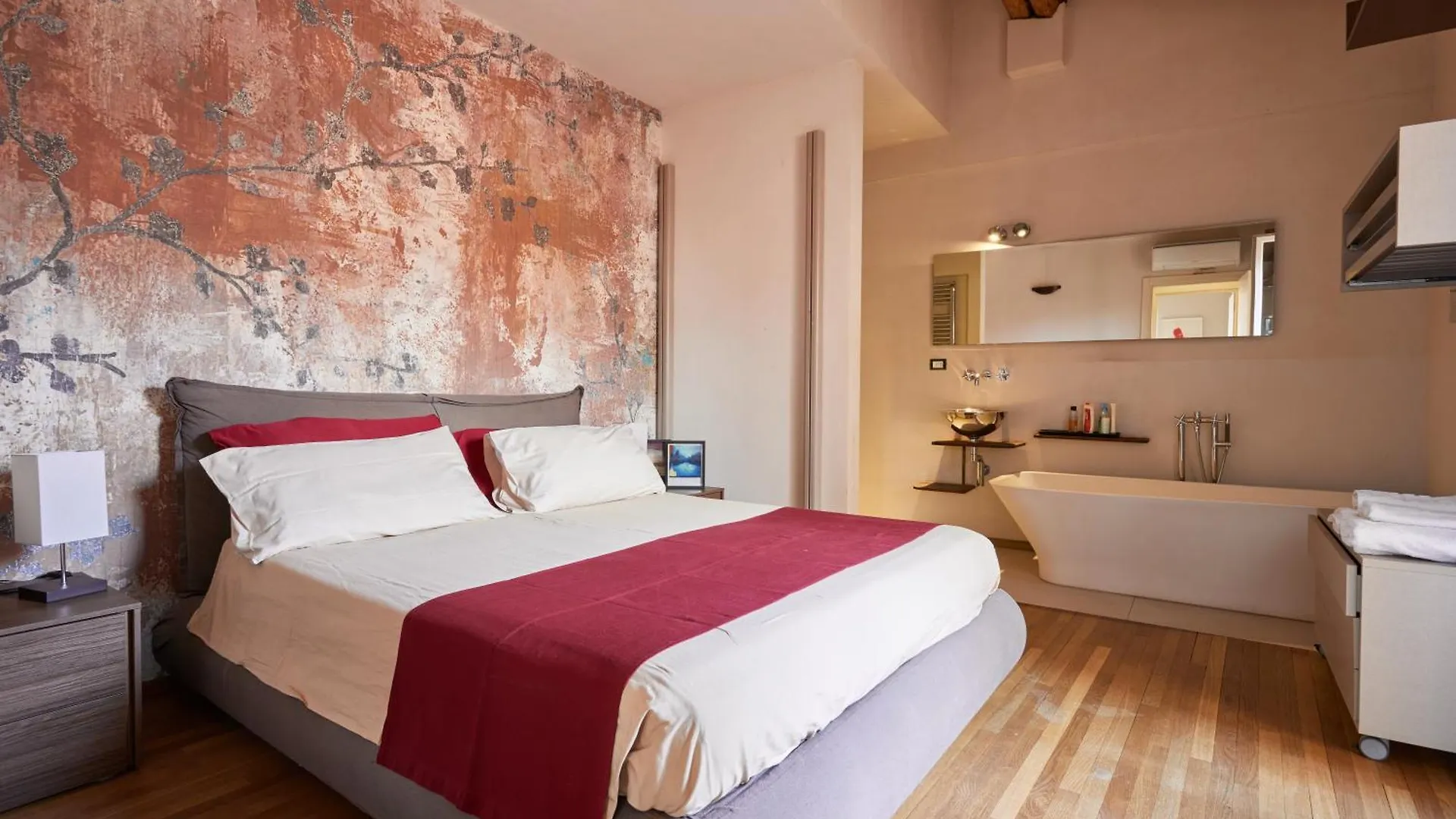 Bright And Peaceful Apartment In Historic Palazzo Bologna