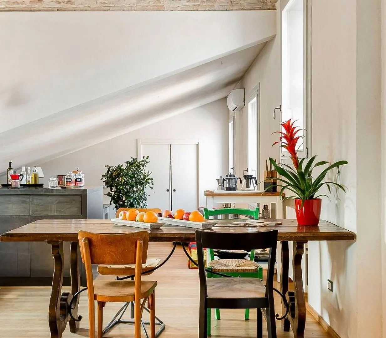 Bright And Peaceful Apartment In Historic Palazzo Bologna