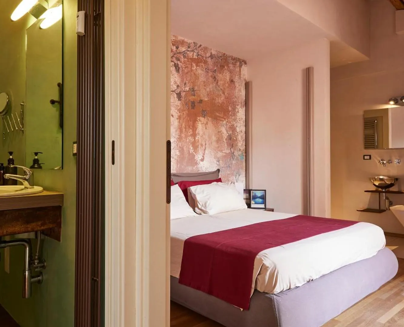 Bright And Peaceful Apartment In Historic Palazzo Bologna