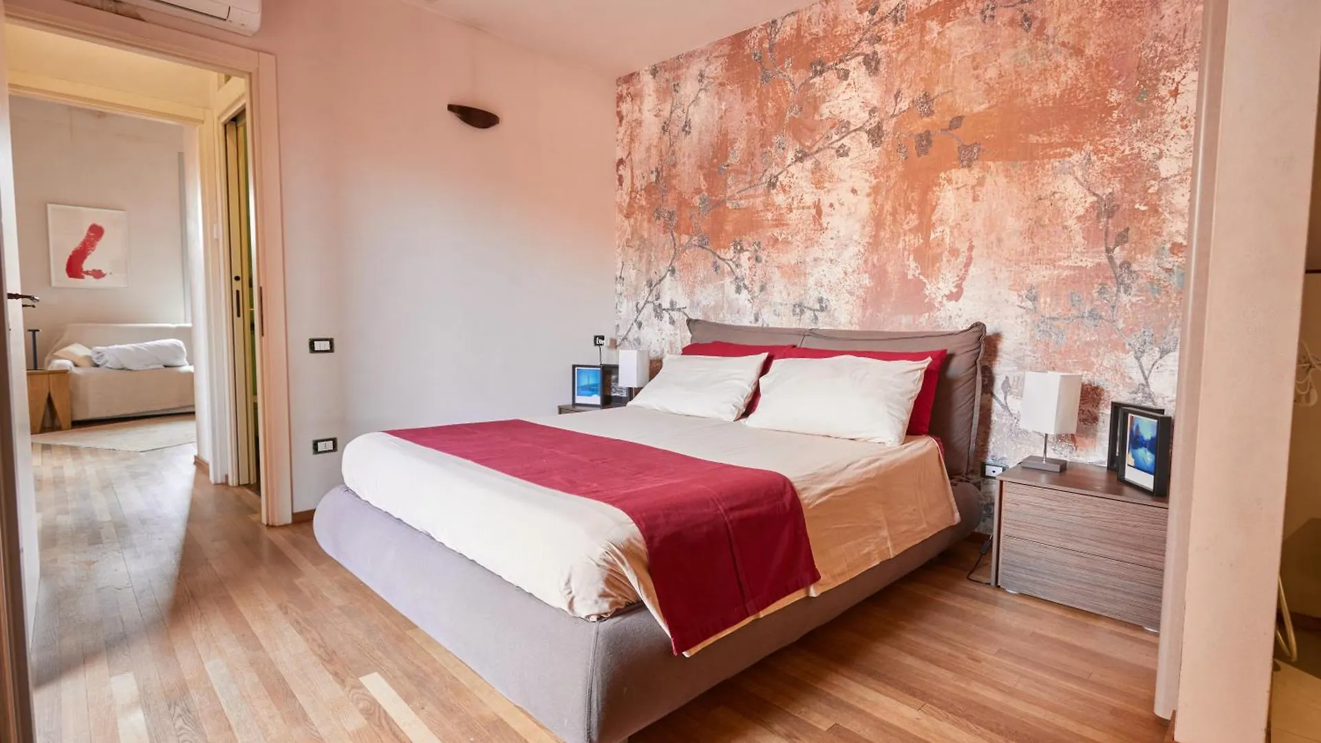 Bright And Peaceful Apartment In Historic Palazzo Bologna