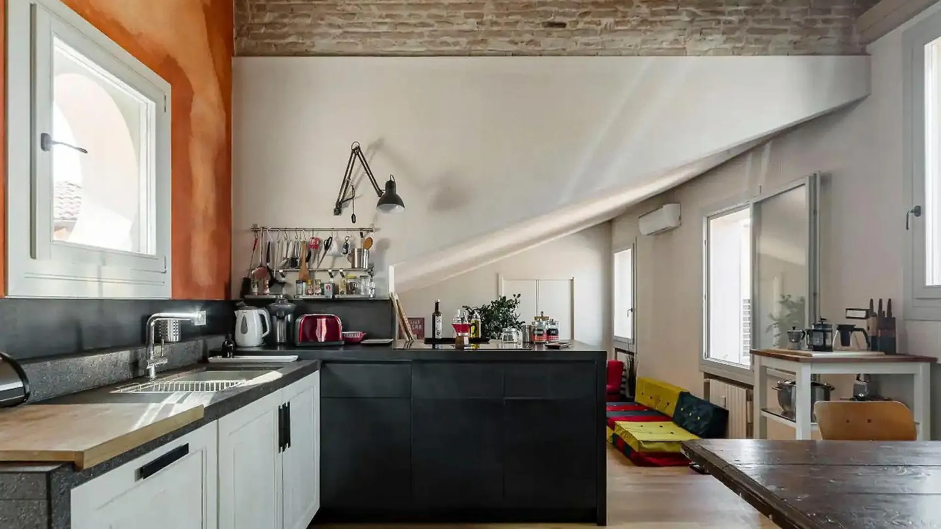 Bright And Peaceful Apartment In Historic Palazzo Bologna