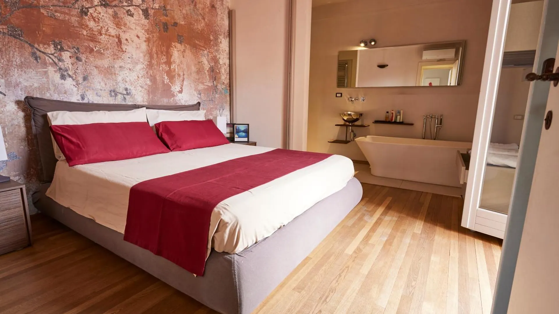 Bright And Peaceful Apartment In Historic Palazzo Bologna